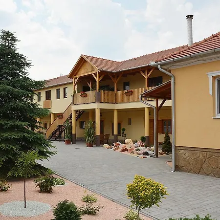 Ezustfenyo Vendeghaz * Tállya